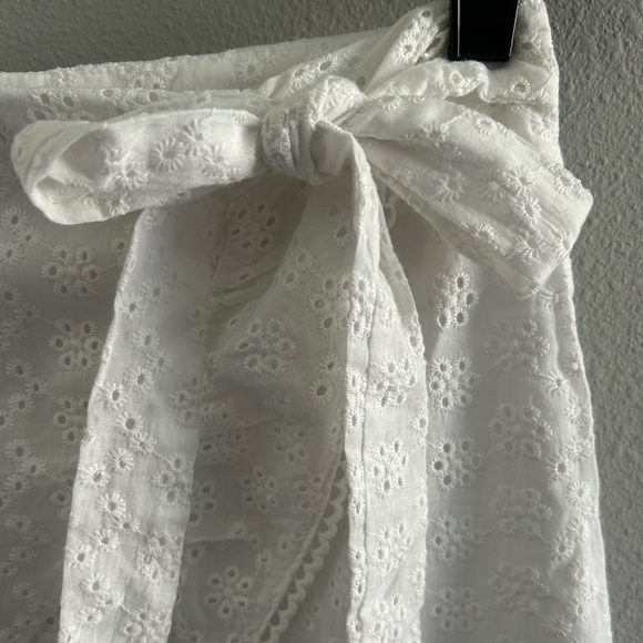 Pink Lily White Mini Skirt With Bow Size: Medium - Picture 4 of 9